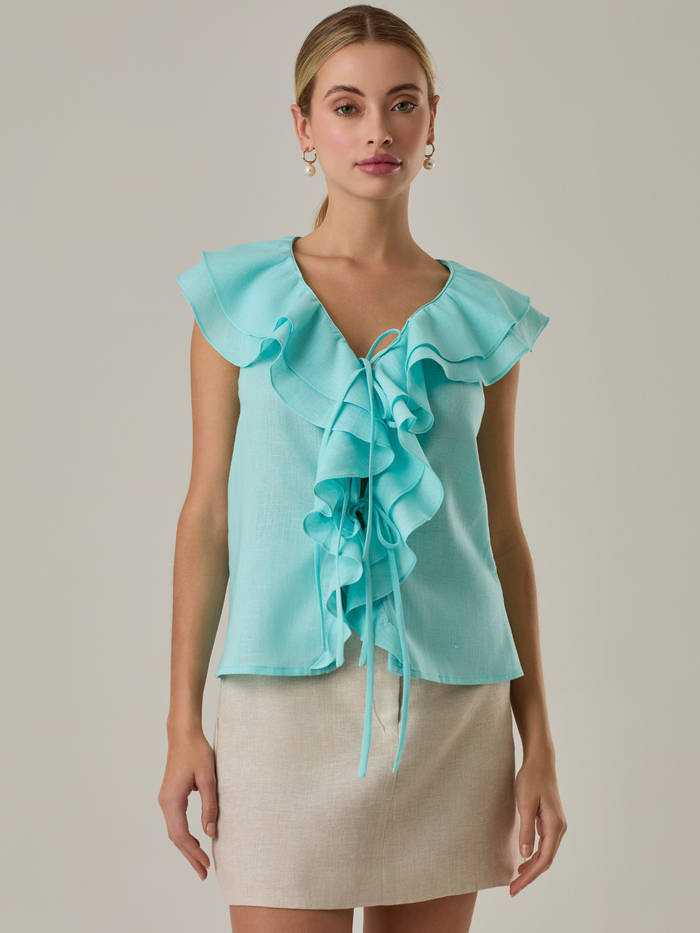 Blusa  con  escote en v y manga sisa, su diseño de arandelas delanteras hace que luzca elegante, es perfecta para looks sofisticados.

Color: Azul

Material: 83% Ramie 17% Algodón.