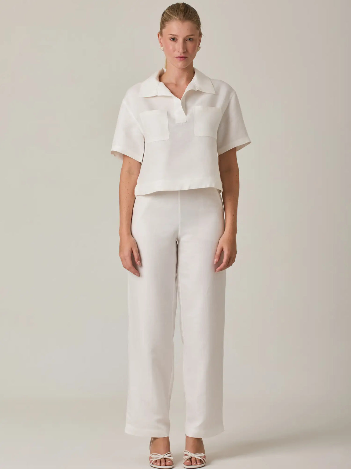 Esta blusa blanca básica eleva cualquier look gracias a su diseño estructurado y detalles sutiles. La Blusa Arno Blanco es una opción imprescindible para un armario moderno y funcional.