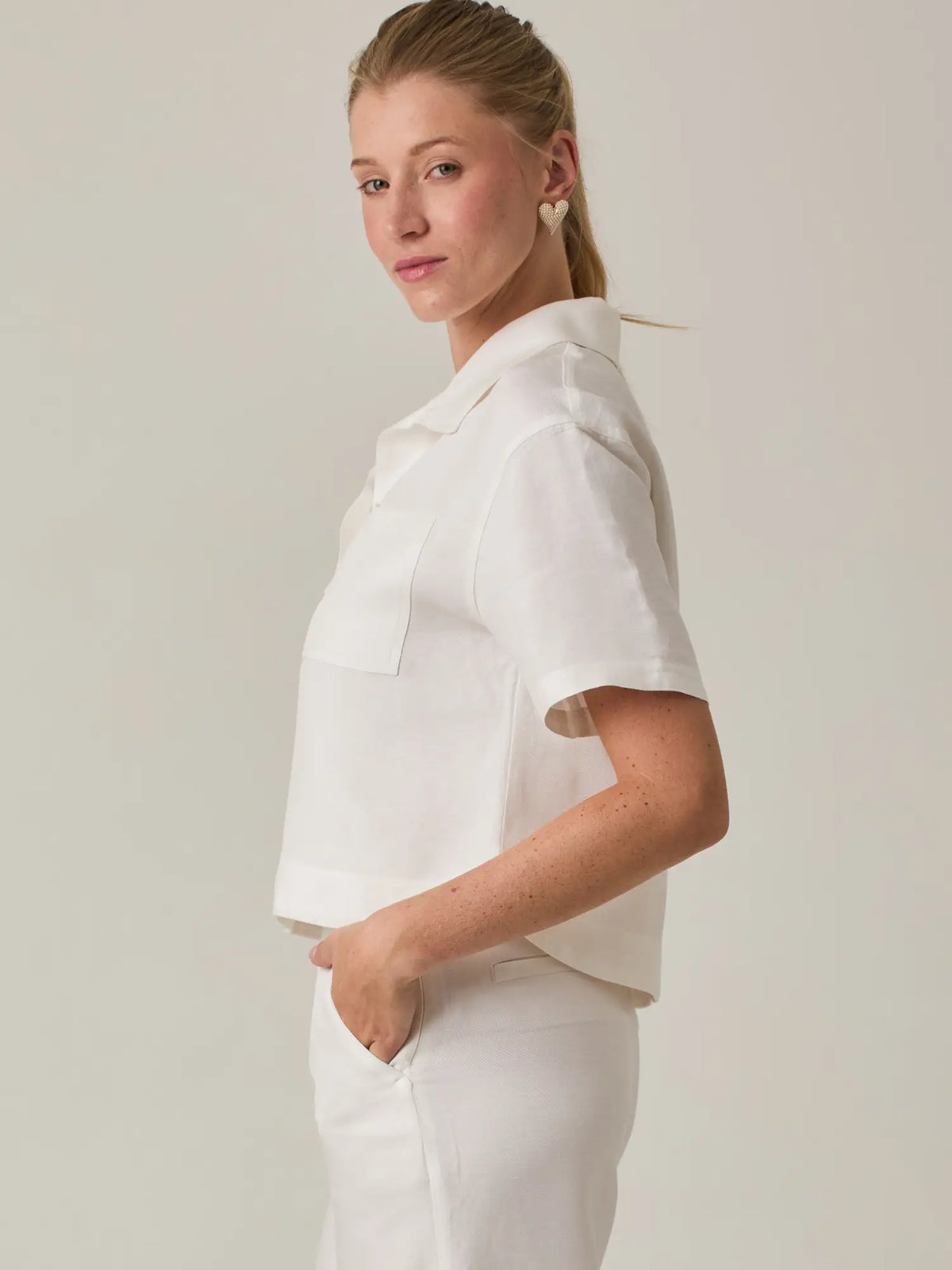 Esta blusa blanca para mujer es perfecta para lograr un look casual chic. La Blusa Arno Blanco se adapta fácilmente a outfits relajados o más pulidos gracias a su diseño atemporal.