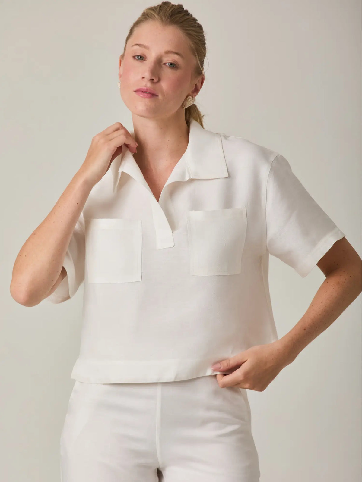 Diseñada para un estilo actual, la Blusa Arno Blanco combina comodidad y sofisticación. Su silueta estructurada y manga corta la convierten en una prenda versátil para el día a día.