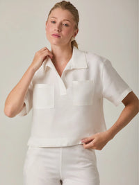 Diseñada para un estilo actual, la Blusa Arno Blanco combina comodidad y sofisticación. Su silueta estructurada y manga corta la convierten en una prenda versátil para el día a día.