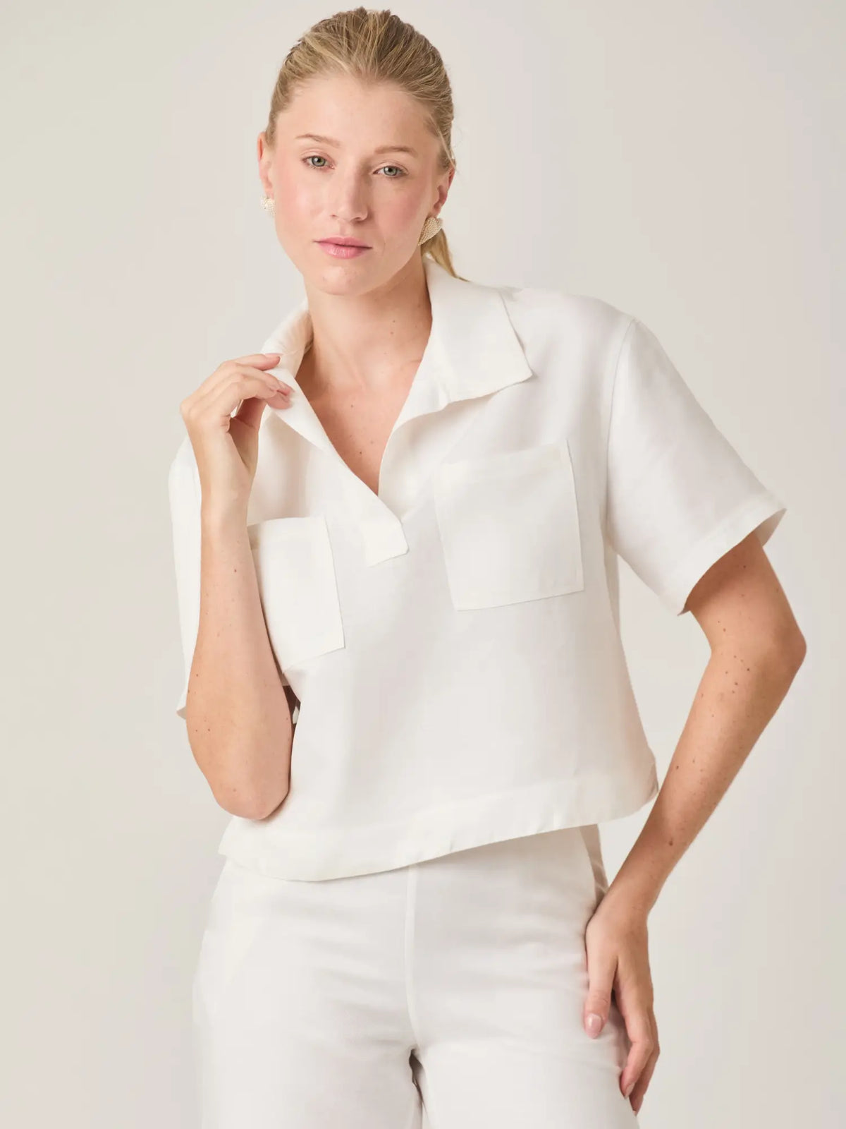 Con un diseño moderno y femenino, la Blusa Arno Blanco es perfecta para combinar con pantalones de tiro alto o faldas. Una prenda esencial para looks sofisticados y actuales.