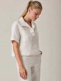 La Blusa Arno Blanco ofrece una estética fresca y elegante, ideal para climas cálidos. Su corte corto y detalles funcionales la convierten en una pieza clave del guardarropa femenino.