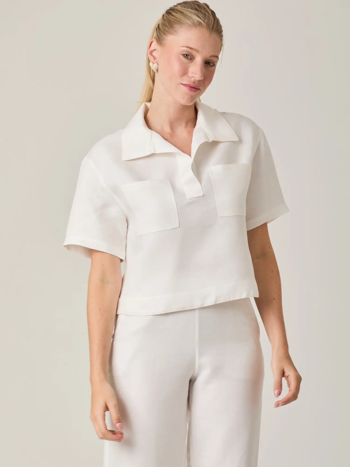 La Blusa Arno Blanco destaca por su diseño limpio y moderno, con corte recto y bolsillos frontales que aportan un toque contemporáneo. Ideal para crear looks elegantes y casuales con facilidad.