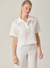 La Blusa Arno Blanco destaca por su diseño limpio y moderno, con corte recto y bolsillos frontales que aportan un toque contemporáneo. Ideal para crear looks elegantes y casuales con facilidad.