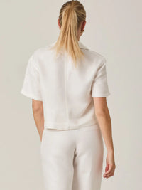 La Blusa Arno Blanco destaca por su versatilidad y estilo minimalista. Ideal para outfits de oficina, reuniones casuales o looks de fin de semana con un toque elegante.