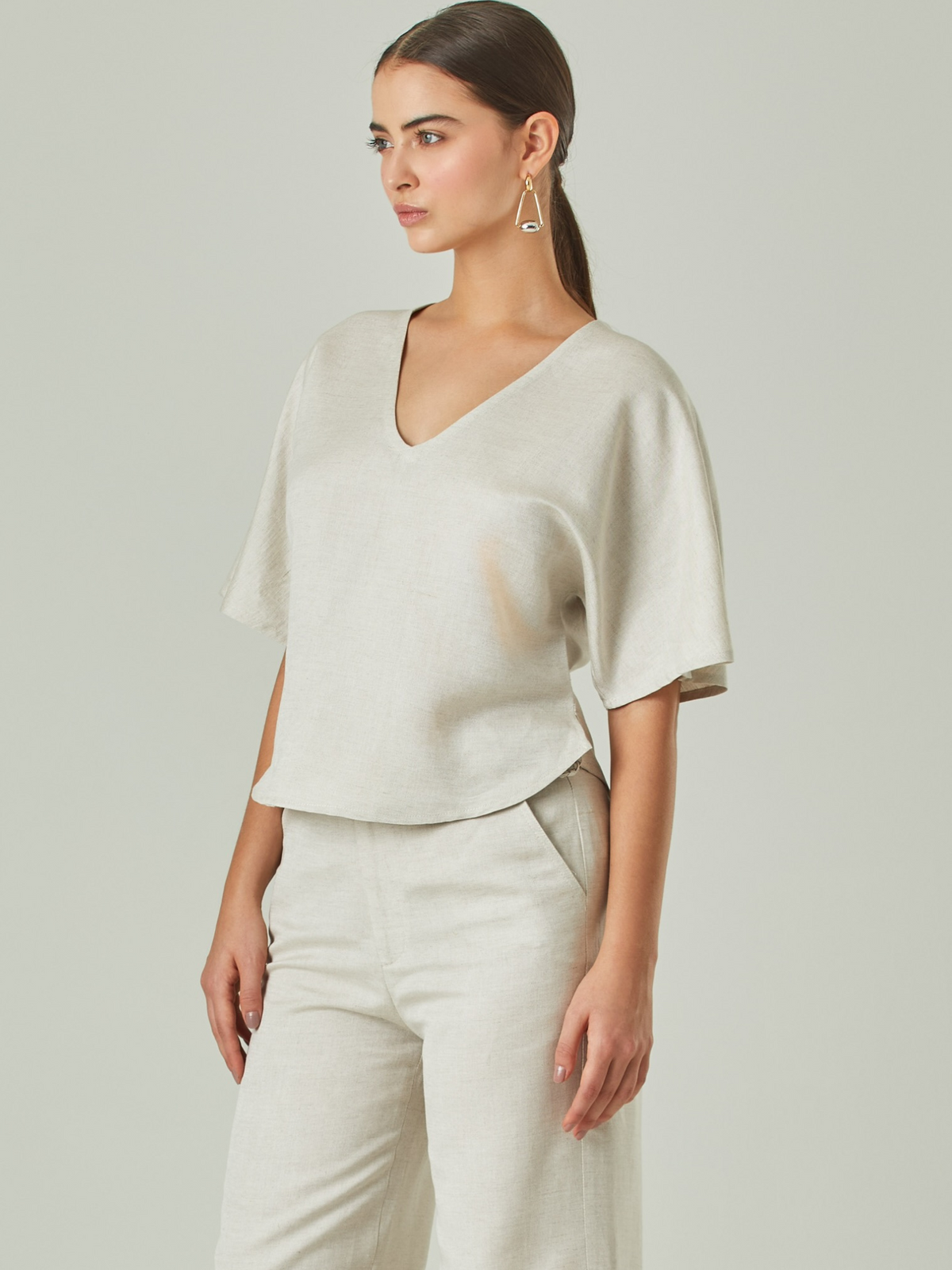 Blusa elegante con escote en V y mangas holgadas 3/4, su diseño es perfecto para utilizar con pantalones o faldas a tono.

 Detalles:

Color: Natural

Material: 52% Lino 48% Rayón 