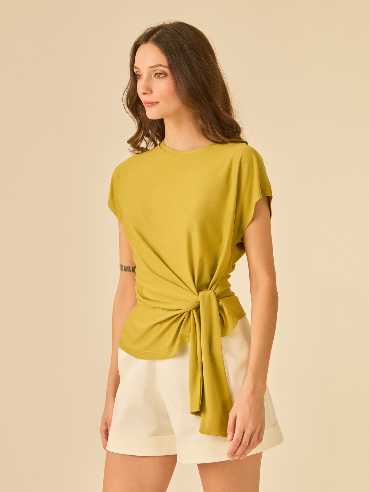 Blusa amarilla Bulgary, ideal para combinaciones casuales y sofisticadas.