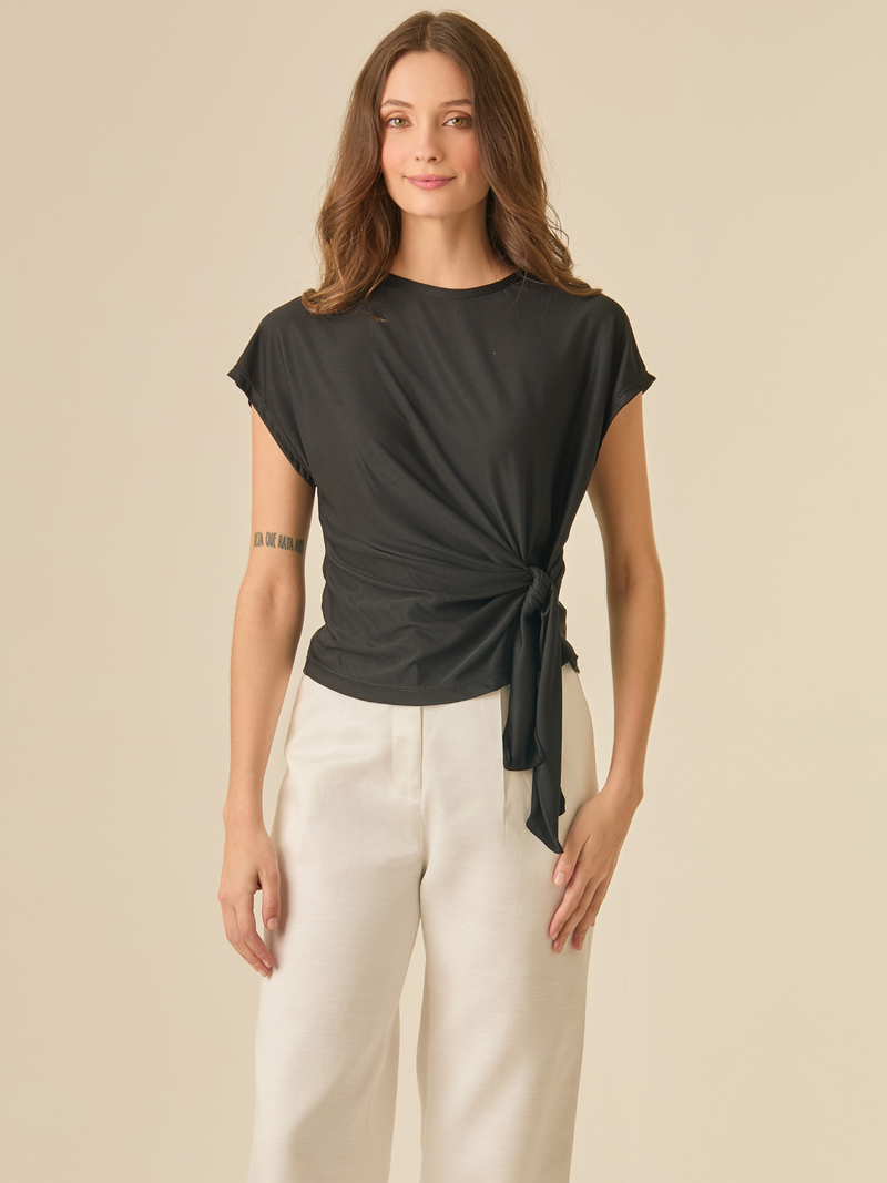 Blusa Bulgary negra con diseño elegante y corte favorecedor.