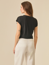 Blusa Bulgary en color negro, ideal para looks sofisticados