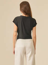 Blusa Bulgary negra con detalles minimalistas para un estilo moderno