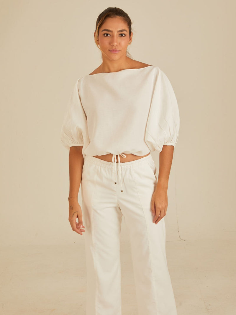 Blusa Carmina blanca con diseño minimalista y elegante