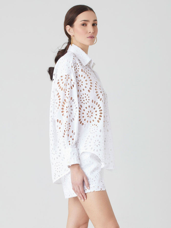 Blusa blanca Cristi, ideal para estilos casuales y modernos