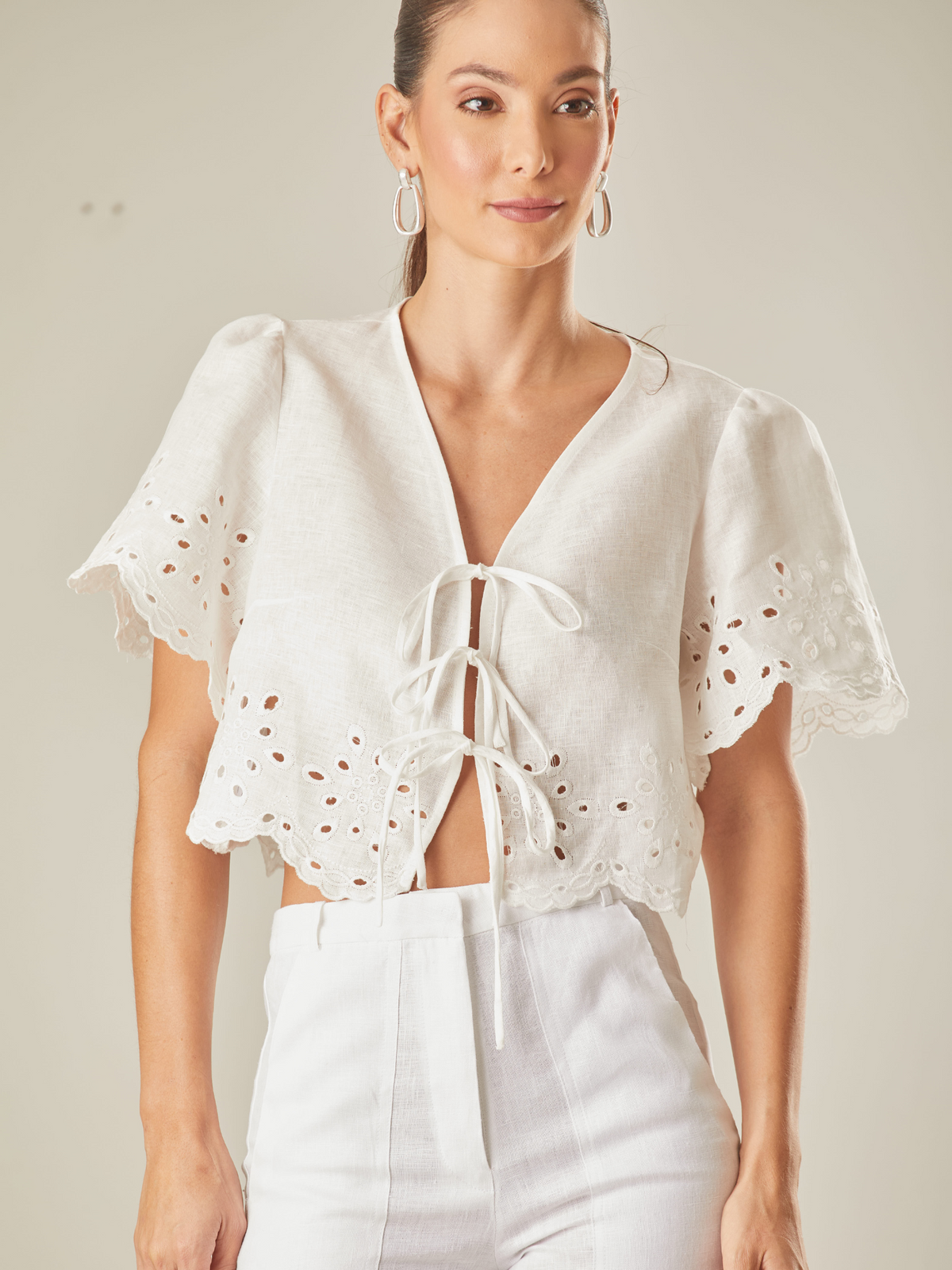 Blusa con guipiur, silueta corta y cierre con finos tirantes delantero, manga corta, estote pico, perfecta para días de playa o eventos especiales por su confección en lino 

Color: Blanco Perla -
esta blusa e smuy versatil y tienra, ideal para un look elegante 
