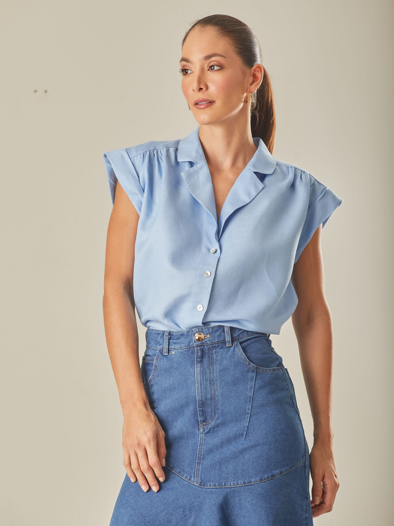 Esta blusa combina elegancia y frescura con su confección en Lino y Rayón viscosa. Su diseño de escote en V y espalda cubierta la convierten  en la opción perfecta para eventos veraniegos o días soleados.

Detalles:

Color: Azul.