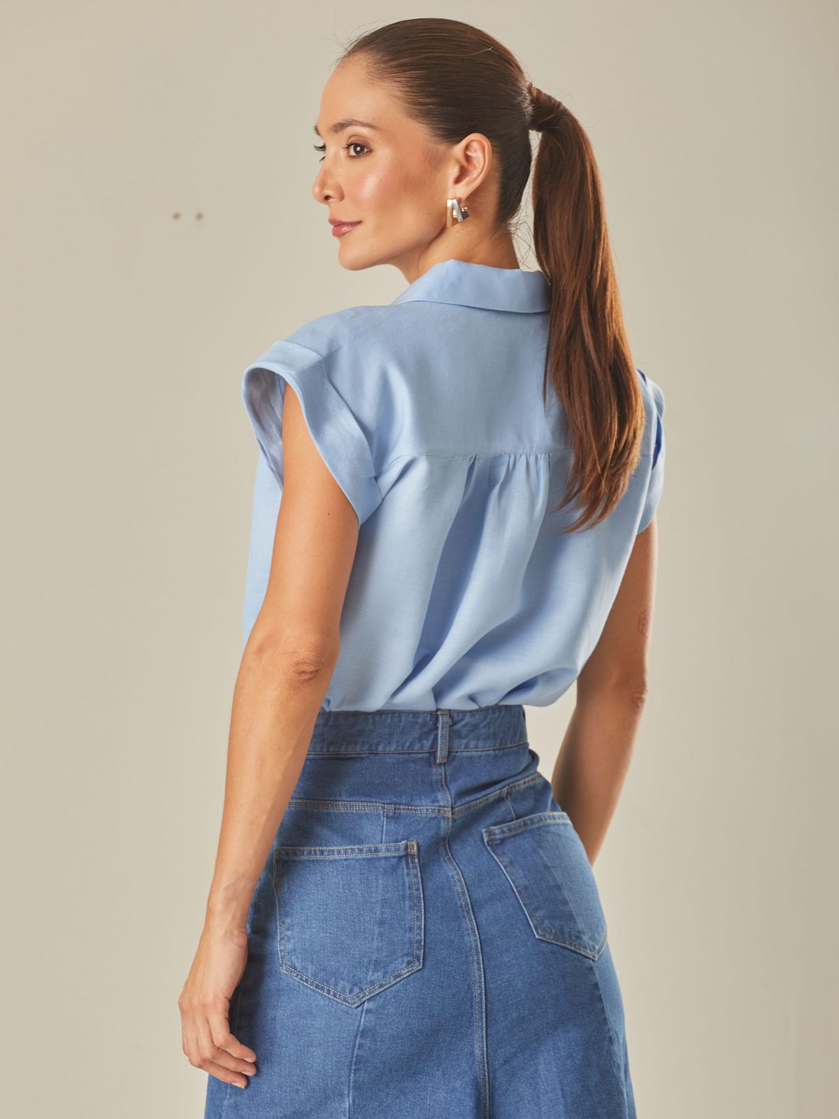 Esta blusa combina elegancia y frescura con su confección en Lino y Rayón viscosa. Su diseño de escote en V y espalda cubierta la convierten  en la opción perfecta para eventos veraniegos o días soleados.