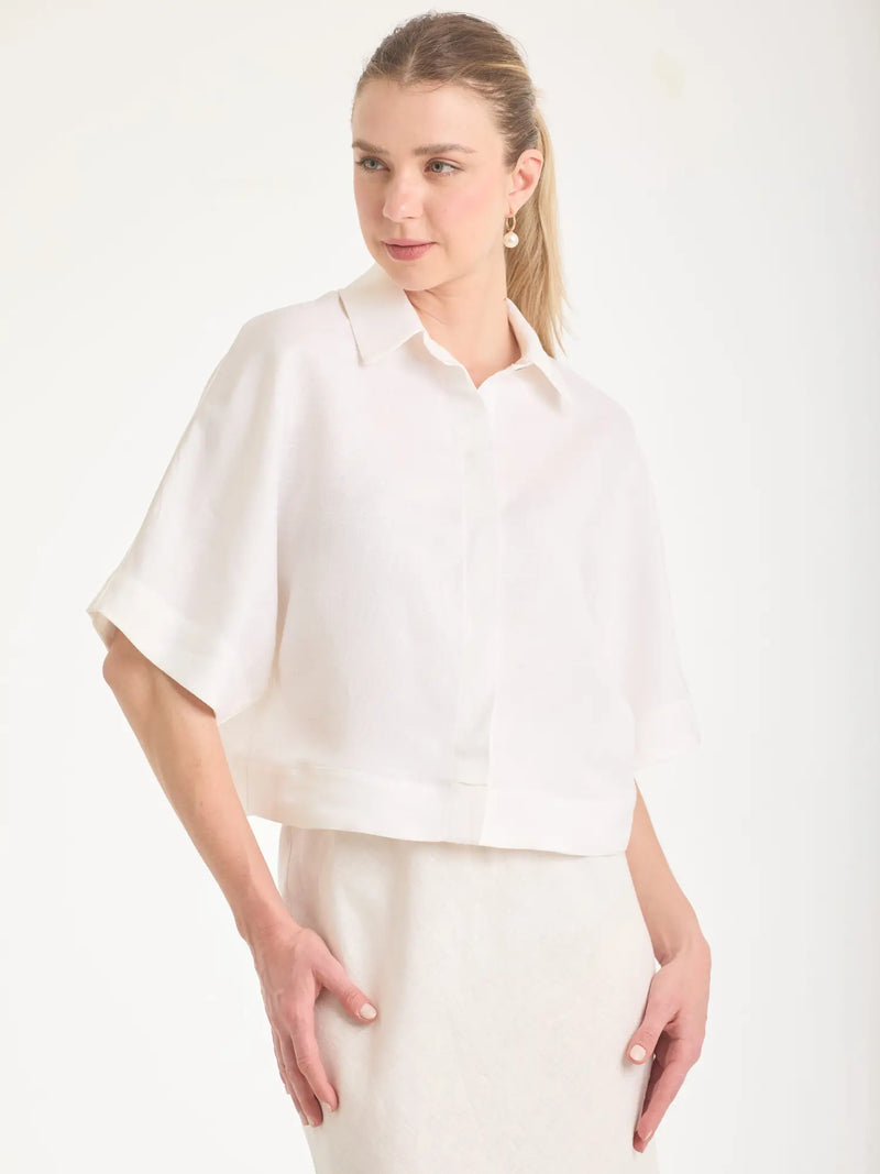 Blusa blanca corta de lino con manga amplia y cuello camisero