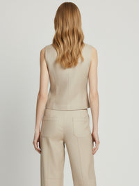 Blusa con cuello redondo Versátil y sofisticada: combínala con pantalón sastre, denim alto o falda midi para un look de día o de noche.