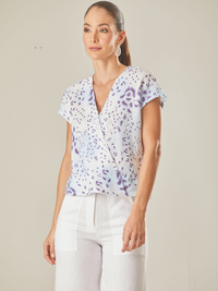 Blusa tipo camisera, escote redondo, perfecta para cualquier ocasión elegante o casual, estampado tendencia de leopardo color azul.

Color: Azul. 