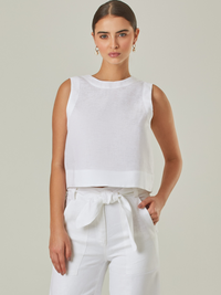 Blusa de lino en color blanco, sin mangas y con un diseño minimalista y sofisticado. Su corte recto y acabado ligero la hacen perfecta para looks frescos y elegantes. Versátil y atemporal, ideal para combinar con pantalones de lino o faldas.