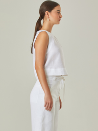 Blusa de lino en color blanco, sin mangas y con un diseño minimalista y sofisticado.