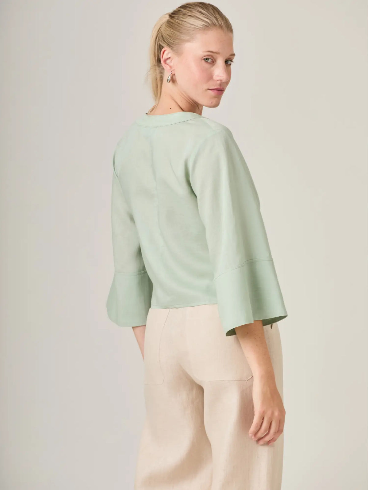 Blusa para mujer con corte recto y diseño cruzado que estiliza el torso. La blusa micaela es una prenda versatil que se adapta facilmente a outfits formales o casuales, ideal para toda temporada.