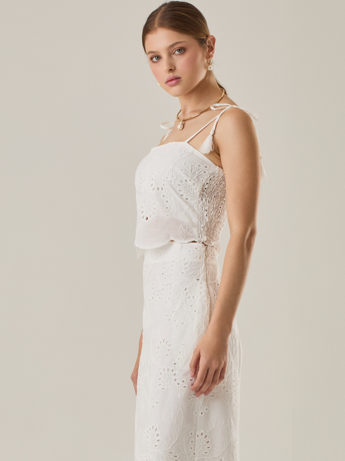 Diseño con bordado calado y tirantes ajustables con borlas. La parte trasera es elástica para un ajuste cómodo.

Detalles:

Color: Blanco Perla

Material: 100% Algodón

Cuidado: Lavar a mano con jabón suave, por separado. No dejar en remojo. Planchar a temperatura alta.