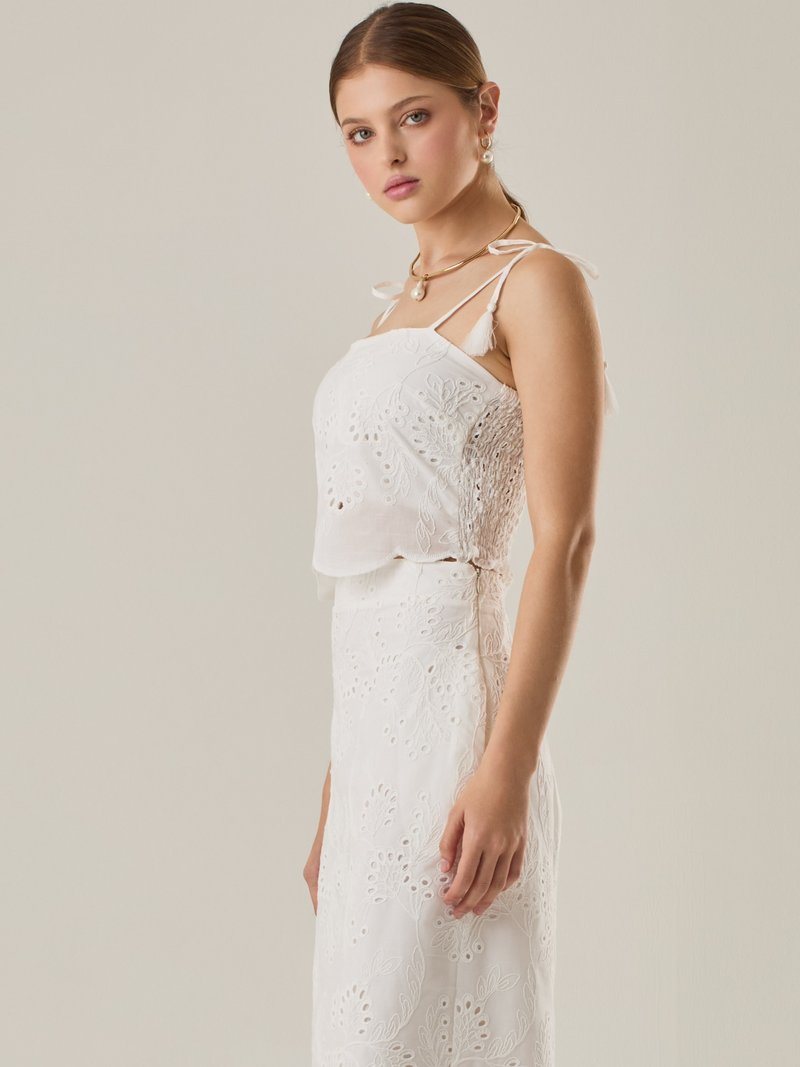 Diseño con bordado calado y tirantes ajustables con borlas. La parte trasera es elástica para un ajuste cómodo.

Detalles:

Color: Blanco Perla

Material: 100% Algodón

Cuidado: Lavar a mano con jabón suave, por separado. No dejar en remojo. Planchar a temperatura alta.