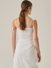  Diseño con bordado calado y tirantes ajustables con borlas. La parte trasera es elástica para un ajuste cómodo.

Detalles:

Color: Blanco Perla

Material: 100% Algodón