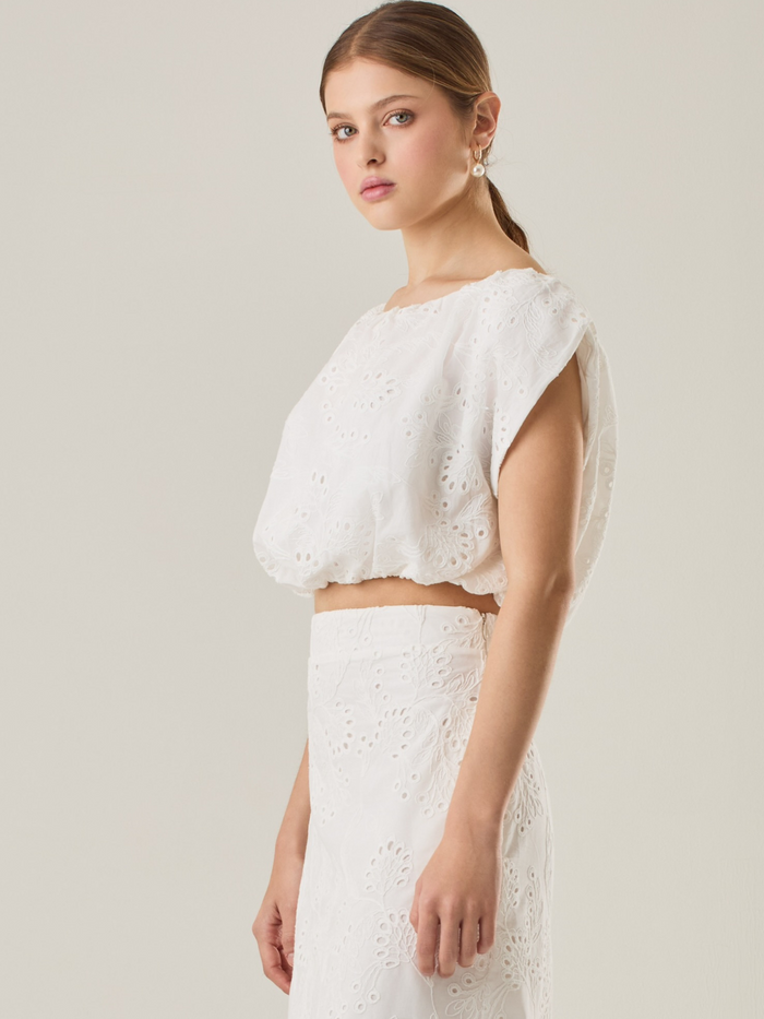 Esta blusa combina un estilo fresco y romántico gracias al bordado floral que adorna toda su superficie. El corte ligeramente abombado en la parte inferior aporta un toque juvenil y favorecedor. Las mangas caídas y el escote amplio realzan la silueta de manera delicada, mientras que su confección en un tejido ligero asegura comodidad y suavidad al tacto. Ideal para lograr un look elegante.