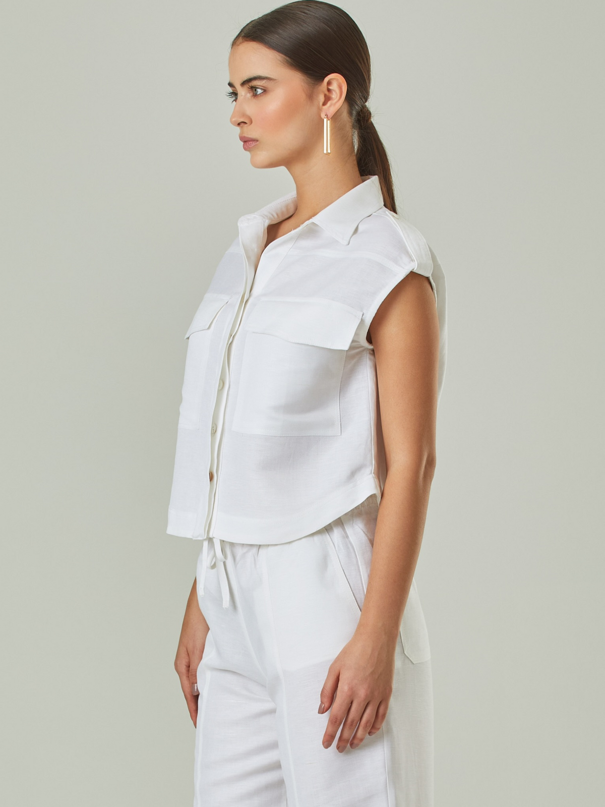 Blusa elegante, de cuello alto, botones y bolsillos frontales,su diseño es perfecto para un look sofisticado.

Detalles:

Color: Blanco

Material: 52% Lino 48% Rayón 

Características: Incluye botones

Cuidado: Lavar a mano con jabón suave, por separado.No dejar en remojo. Planchar a temperatura alta.

 