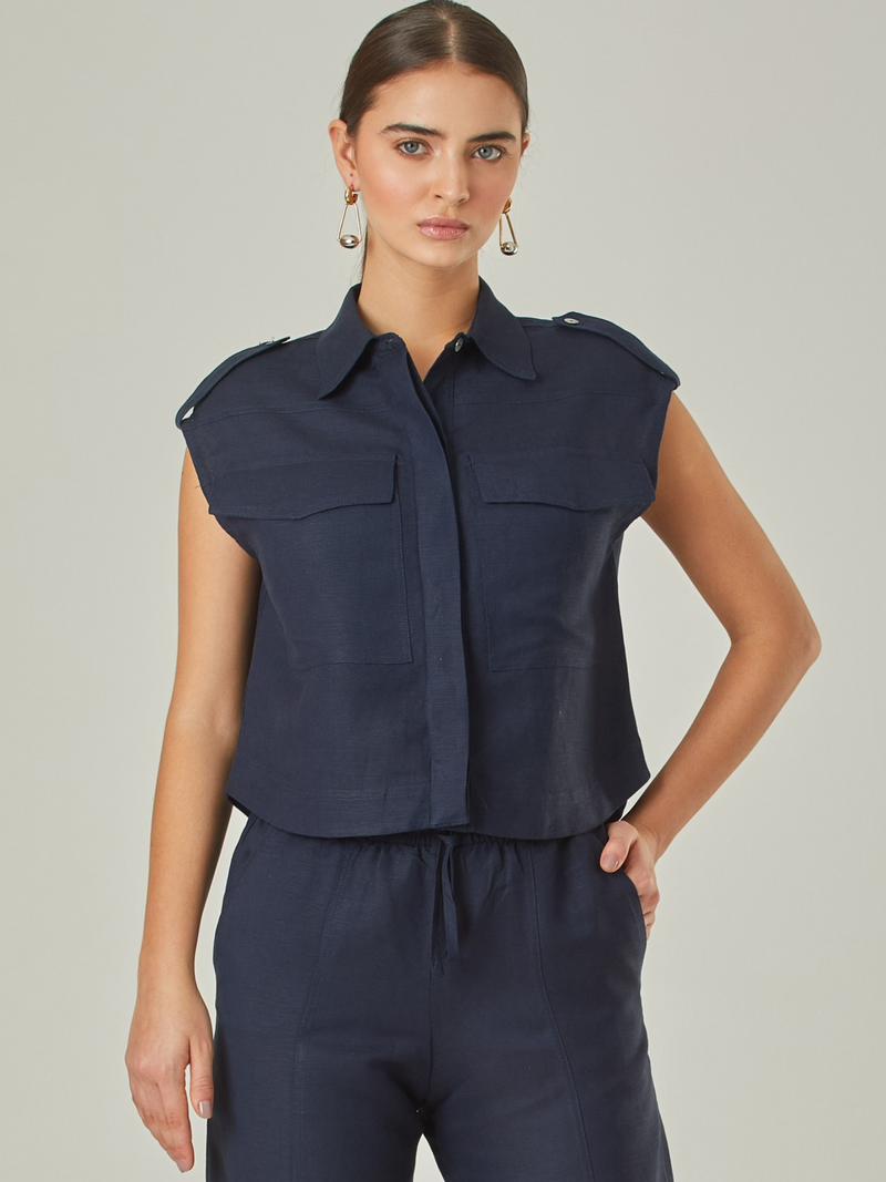  Blusa elegante, de cuello alto, botones y bolsillos frontales,su diseño es perfecto para un look sofisticado.

Detalles:

Color: Navy

Material: 52% Lino 48% Rayón 

Características: Incluye botones