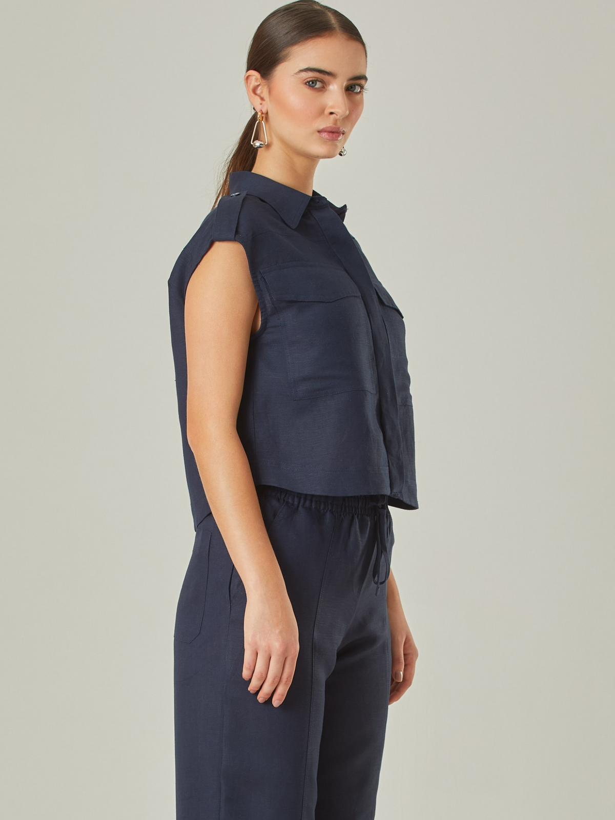  Blusa elegante, de cuello alto, botones y bolsillos frontales,su diseño es perfecto para un look sofisticado.

Detalles:

Color: Navy

Material: 52% Lino 48% Rayón 

Características: Incluye botones