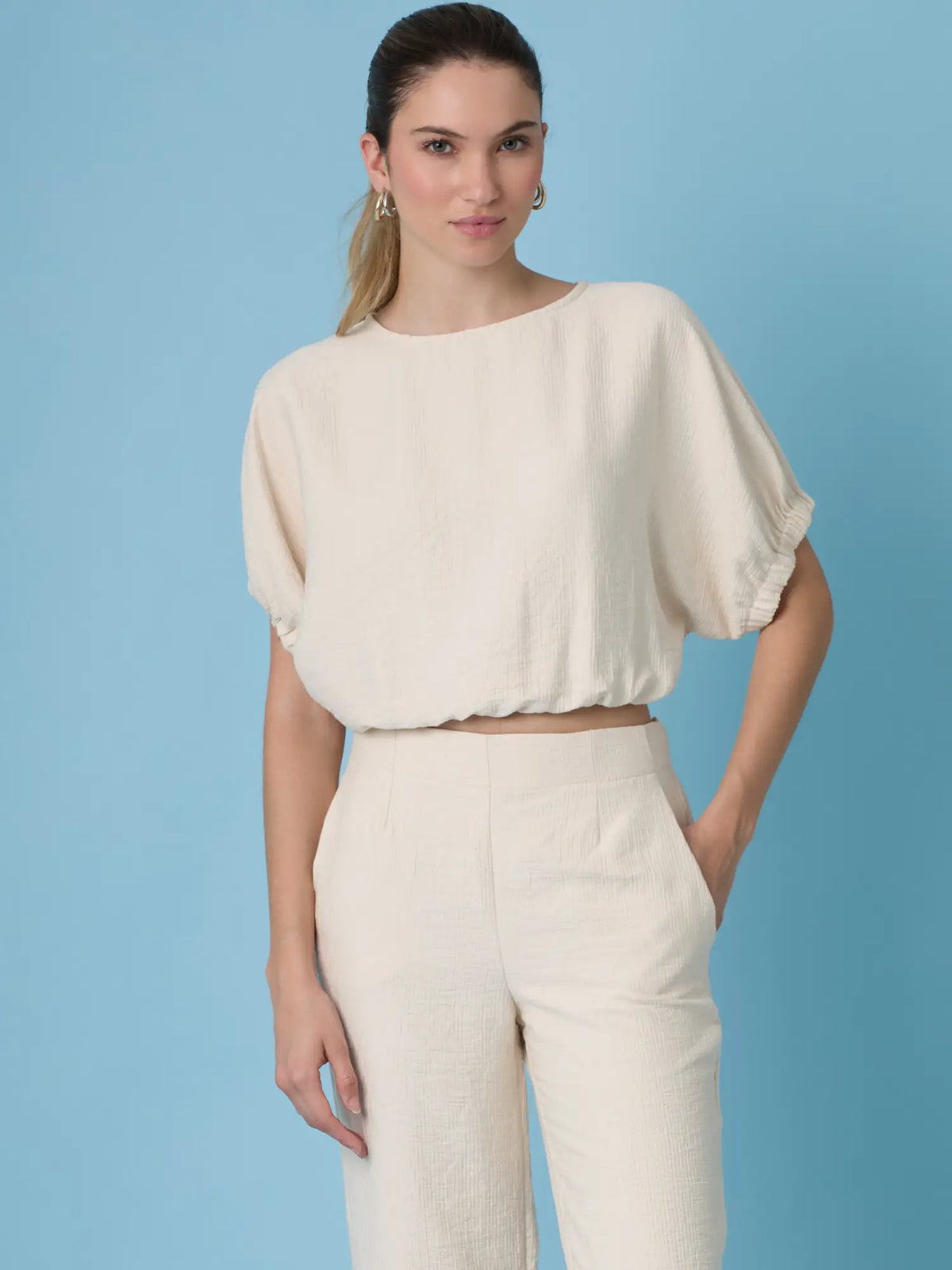 Blusa sand femenina diseñada para lograr un equilibrio perfecto entre comodidad y sofisticacion. Ideal para looks relajados pero pulidos, esta blusa es una pieza esencial para un guardarropa moderno y funcional.