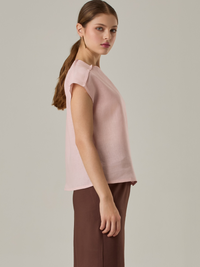 Esta blusa combina elegancia y sencillez en un diseño cómodo y sofisticado. Los detalles en los hombros aportan un toque único, mientras que el cuello redondeado y la abertura trasera añaden un acabado delicado que resalta su estilo atemporal. Perfecta para un look casual o más formal.

Detalles:

Color: Rosa

Material: 100% lino. 