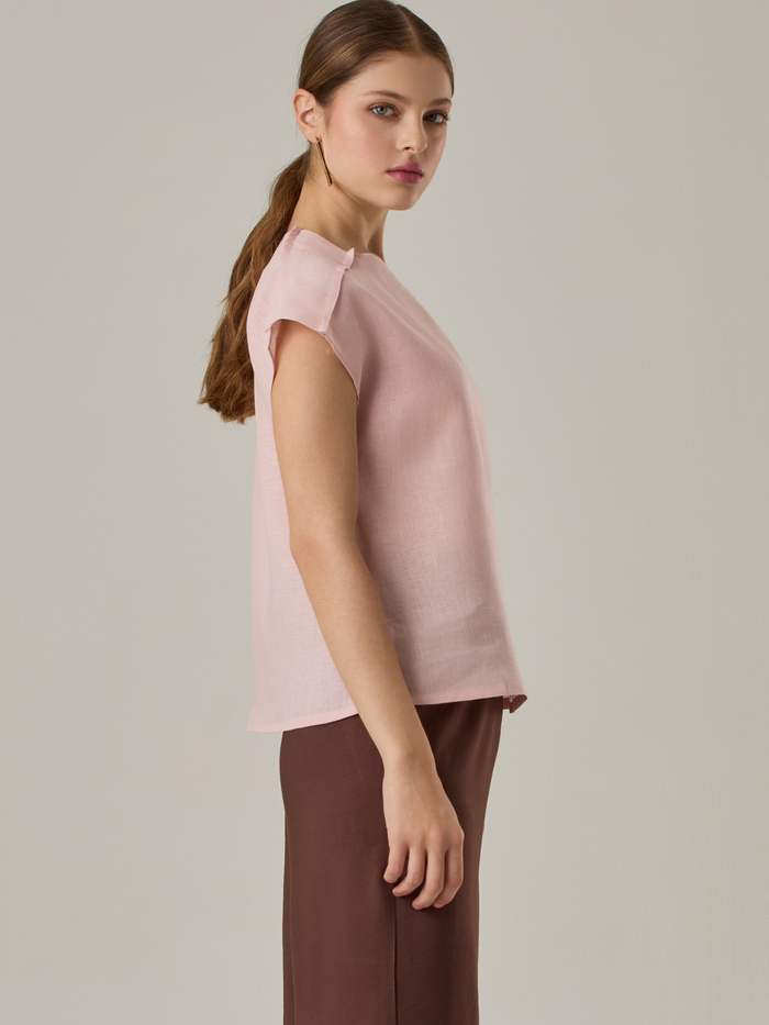 Esta blusa combina elegancia y sencillez en un diseño cómodo y sofisticado. Los detalles en los hombros aportan un toque único, mientras que el cuello redondeado y la abertura trasera añaden un acabado delicado que resalta su estilo atemporal. Perfecta para un look casual o más formal.

Detalles:

Color: Rosa

Material: 100% lino. 