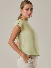 Esta blusa combina elegancia y sencillez en un diseño cómodo y sofisticado. Los detalles en los hombros aportan un toque único, mientras que el cuello redondeado y la abertura trasera añaden un acabado delicado que resalta su estilo atemporal. Perfecta para un look casual o más formal.