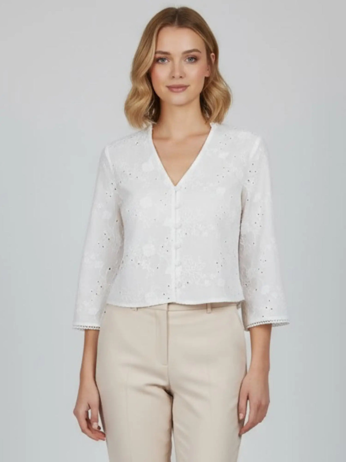 blusa blanco sofisticada, en color blanco, cuello en V en manga 3/4