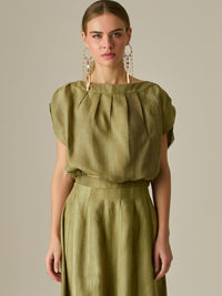 Blusa de escote recto con pliegues frontales y mangas caídas que aportan un aire relajado y elegante. Su silueta suelta y textura ligera la convierten en una prenda versátil y sofisticada, perfecta para elevar cualquier look con naturalidad.

Detalles:

Color: Camel

Material: 75% Tencel 25% Lino