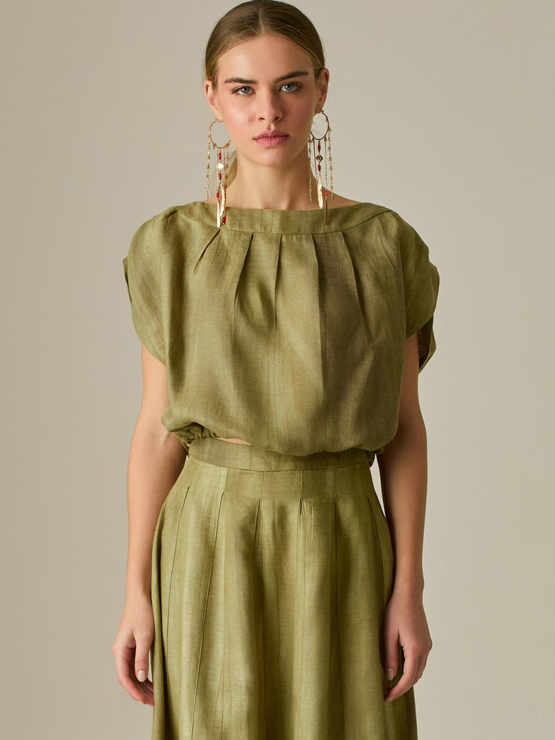 Blusa de escote recto con pliegues frontales y mangas caídas que aportan un aire relajado y elegante. Su silueta suelta y textura ligera la convierten en una prenda versátil y sofisticada, perfecta para elevar cualquier look con naturalidad.

Detalles:

Color: Camel

Material: 75% Tencel 25% Lino