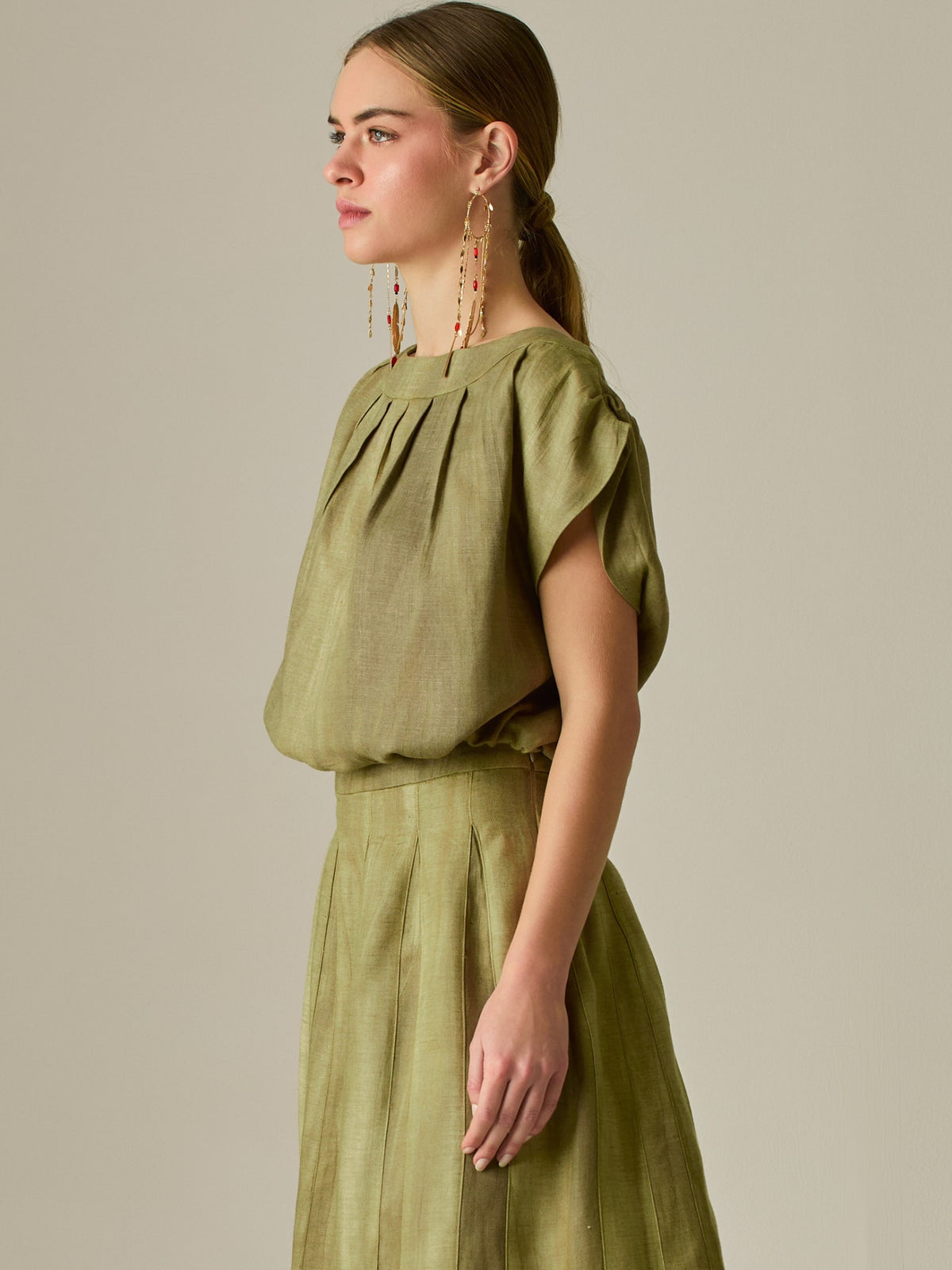 Blusa de escote recto con pliegues frontales y mangas caídas que aportan un aire relajado y elegante. Su silueta suelta y textura ligera la convierten en una prenda versátil y sofisticada, perfecta para elevar cualquier look con naturalidad.

Detalles:

Color: Camel

Material: 75% Tencel 25% Lino