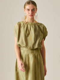 Blusa de escote recto con pliegues frontales y mangas caídas que aportan un aire relajado y elegante. Su silueta suelta y textura ligera la convierten en una prenda versátil y sofisticada, perfecta para elevar cualquier look con naturalidad.

Detalles:

Color: Camel

Material: 75% Tencel 25% Lino