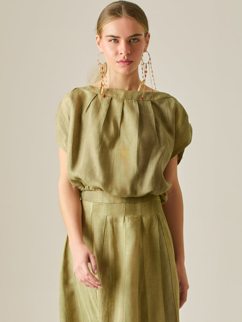 Blusa de escote recto con pliegues frontales y mangas caídas que aportan un aire relajado y elegante. Su silueta suelta y textura ligera la convierten en una prenda versátil y sofisticada, perfecta para elevar cualquier look con naturalidad.

Detalles:

Color: Camel

Material: 75% Tencel 25% Lino