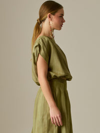 Blusa de escote recto con pliegues frontales y mangas caídas que aportan un aire relajado y elegante. Su silueta suelta y textura ligera la convierten en una prenda versátil y sofisticada, perfecta para elevar cualquier look con naturalidad.

Detalles:

Color: Camel

Material: 75% Tencel 25% Lino