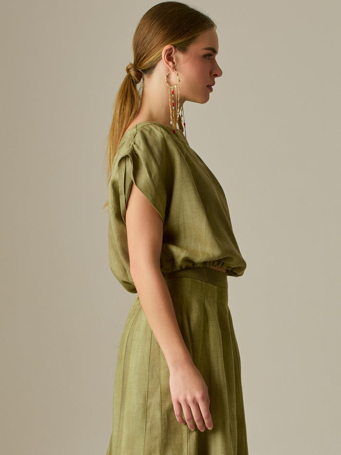 Blusa de escote recto con pliegues frontales y mangas caídas que aportan un aire relajado y elegante. Su silueta suelta y textura ligera la convierten en una prenda versátil y sofisticada, perfecta para elevar cualquier look con naturalidad.

Detalles:

Color: Camel

Material: 75% Tencel 25% Lino