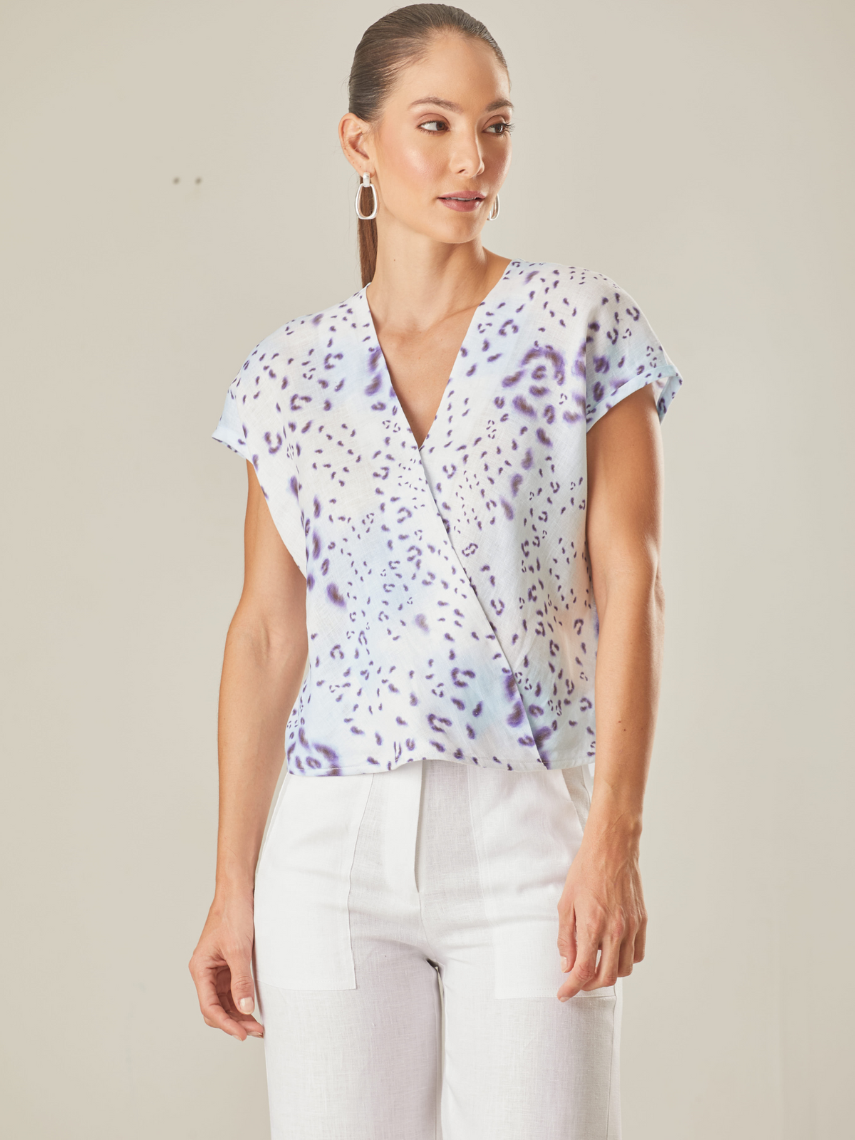 Blusa tipo camisera, escote redondo, perfecta para cualquier ocasión elegante o casual, estampado tendencia de leopardo color azul.

Color: Azul. 

Composición: 100% Lino 

Lavar a mano, con jabón suave, por separado, no dejar en remojo, planchar a temperatura baja