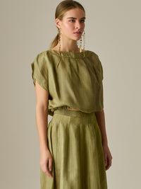 Blusa de escote recto con pliegues frontales y mangas caídas que aportan un aire relajado y elegante. Su silueta suelta y textura ligera la convierten en una prenda versátil y sofisticada, perfecta para elevar cualquier look con naturalidad.

Detalles:

Color: Camel

Material: 75% Tencel 25% Lino