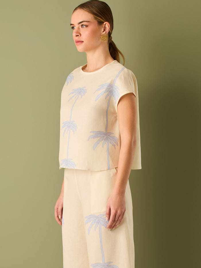 Blusa con silueta relajada y escote redondo. se destaca&nbsp; por su estampado de palmeras en tono contrastante que aporta un aire tropical y veraniego. Ideal para looks casuales con un toque fresco y divertido

Detalles:

Color: Sand

Material: 52% Lino 48% Rayón viscosa