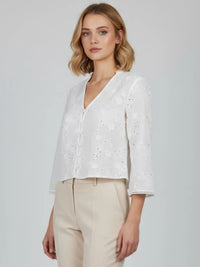 Blusa en color blanco, con detalle en bordado y manga tres cuartos, ideal para el día a día 