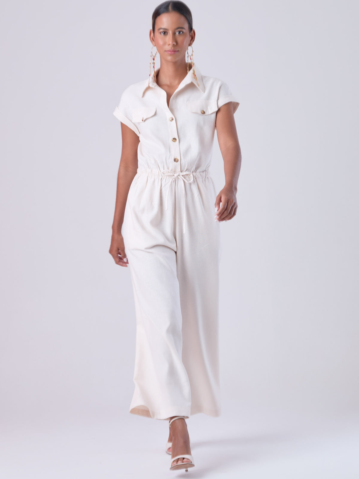 Diseñado para brindar estructura sin perder comodidad, este enterizo combina una silueta relajada con una cintura ajustable que define la figura. Con cuello camisero, mangas cortas con doblez y perilla de botones, es una pieza versátil ideal para días de oficina con estilo o salidas casuales sofisticadas. Su caída fluida y el diseño minimalista lo convierten en un esencial contemporáneo.

Detalles:

Color: Natural